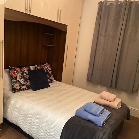 Notting Hill Next Door Bedroom In The Share Flat لندن المظهر الخارجي الصورة