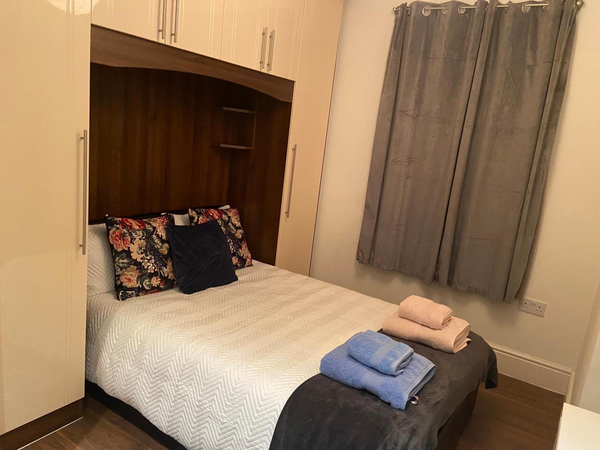 Notting Hill Next Door Bedroom In The Share Flat لندن المظهر الخارجي الصورة